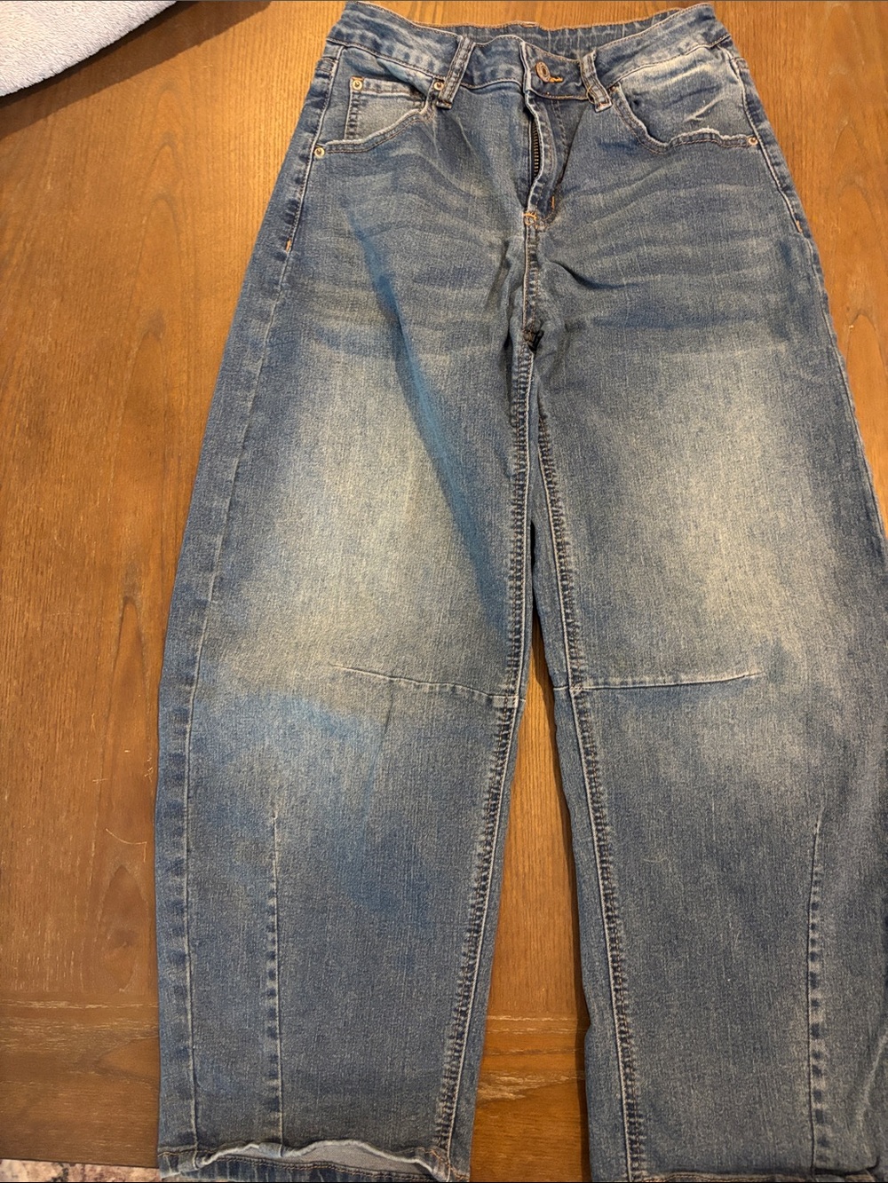 Barrel style Wide-Leg Mid-Rise Jeans in Classic Blue Denim 4